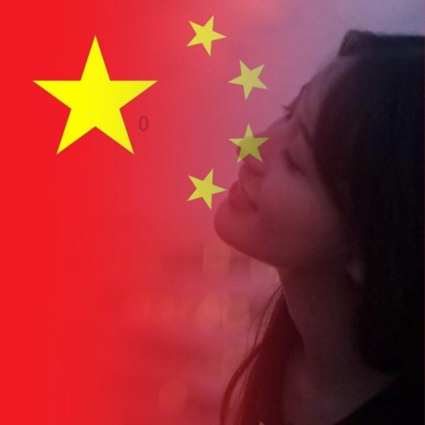 蓝色连衣裙配黑色马丁靴,既酷又帅,而且气场十足